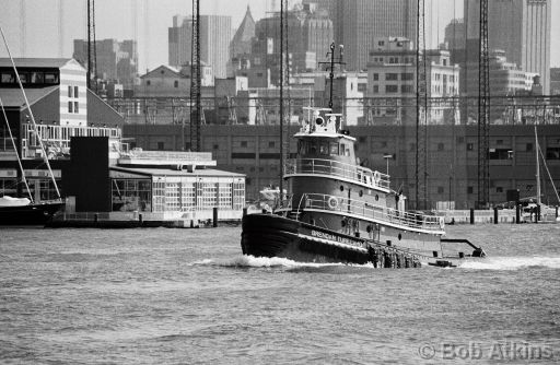 nyw3.jpg   -   Tugboat on the Hudson River, New York City