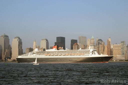 queen_mary_II_IMG_2008.JPG   -   The Queen Mary II leaving New York City for a cruise