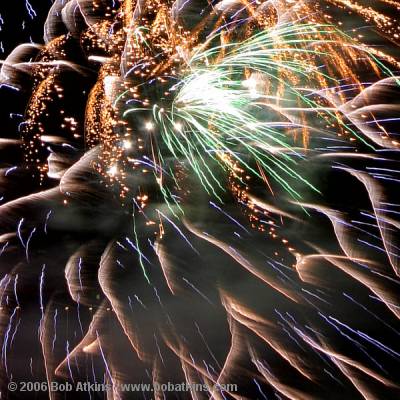 fireworks_IMG_0308s2.JPG   -   Canon EF 17-85/4-5.6 IS USM
<br><br>
Keywords: fireworks, celebration, July 4th, patterns, abstract
<BR><BR> 