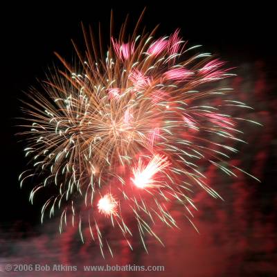 fireworks_IMG_0158s.JPG   -   Canon EF-S 17-85/4-5.6 IS USM 
<br><br>
Keywords: fireworks, celebration, July 4th, patterns, abstract
<BR><BR> 
